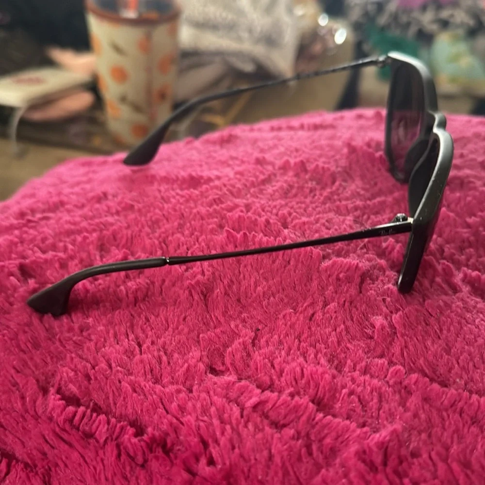 Fabulous Ray-ban sunglasses with green case!